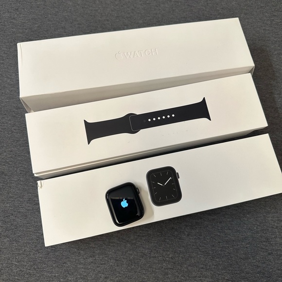 Apple Watch Series 5 w/Box & BNIB Band - Picture 2 of 12